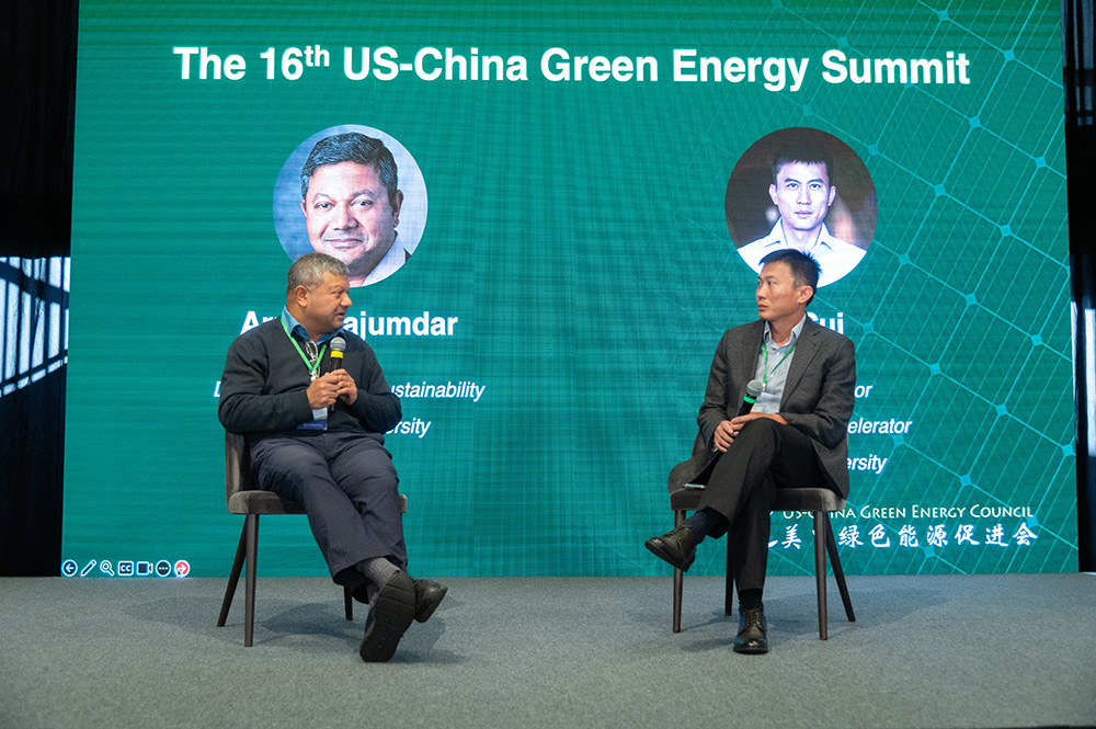 Arun Majumdar(左)和主持人崔屹(右)对话