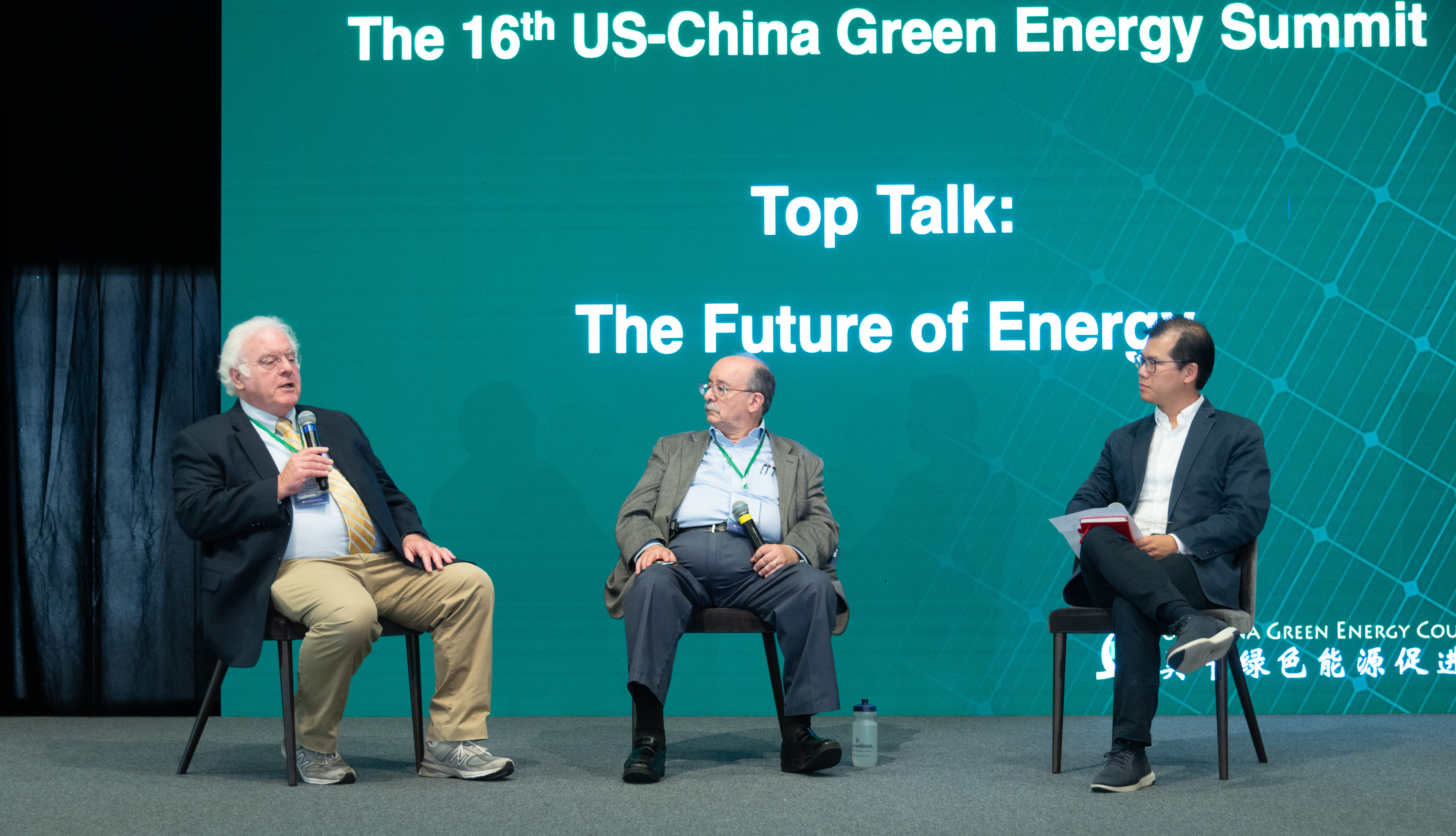 Rodi Guidero(左) 、Tom Steyer(中)和 主持人崔屹(右)对话